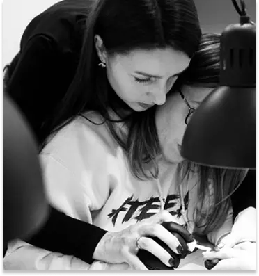 imagen ayudando taller Real Gel